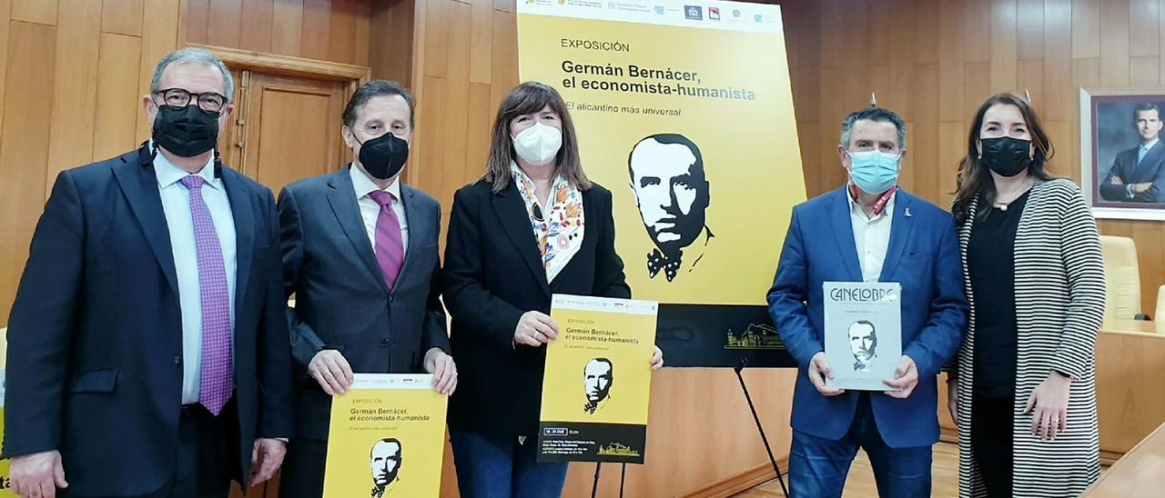 El acto de presentación de la exposición sobre Germán Bernácer en el Ayuntamiento de Elda.