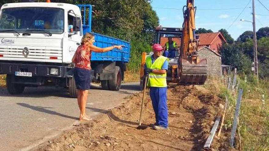 La alcaldesa supervisa las obras de la senda turística saludable.