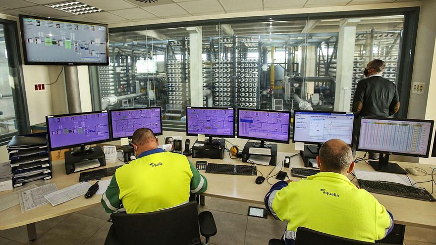 Dos técnicos supervisan telemáticamente el proceso de captación y depuración del agua del mar desde el puesto de control. 