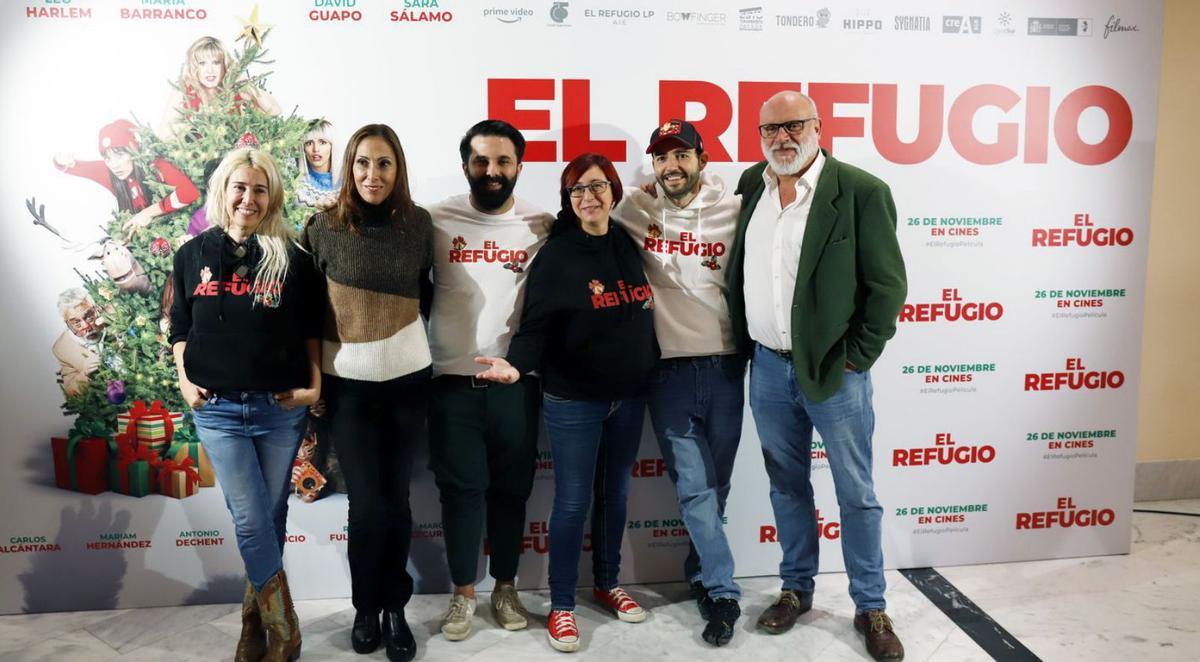 Astorga, con su equipo ayer en la presentación a los medios del filme. | ÁLEX ZEA