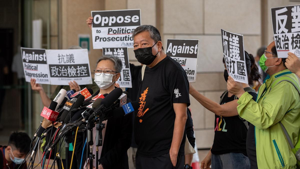 Uno de los condenados, Lee Cheuk-yan (derecha), habla con la prensa tras el juicio, este viernes en Hong Kong.