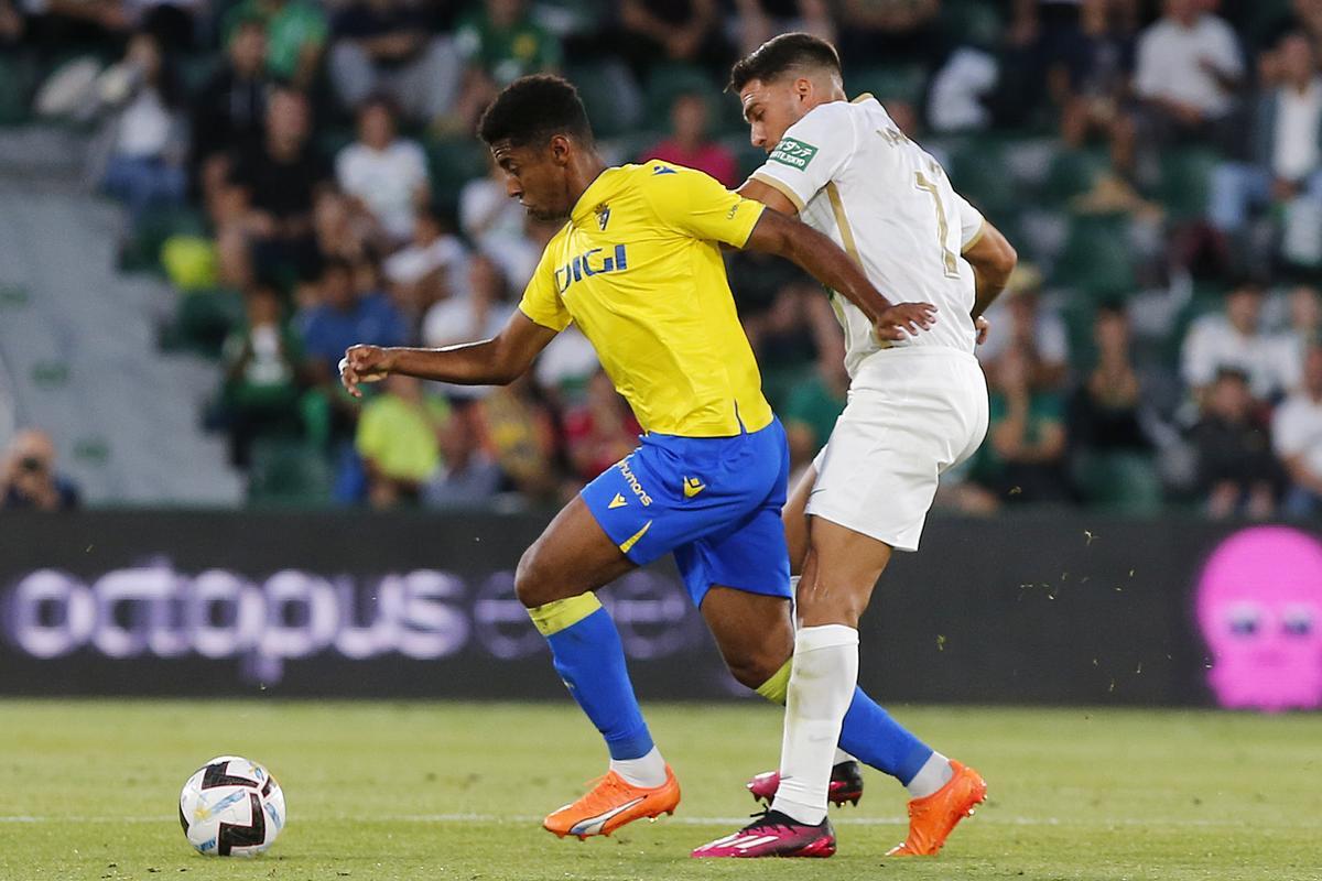 El delantero del Cádiz Anthony Lozano juega un balón ante Lisandro Magallán, del Elche, durante el partido de Liga en Primera División que Elche CF y Cádiz CF disputan en el estadio Martínez Valero. EFE/Manuel Lorenzo