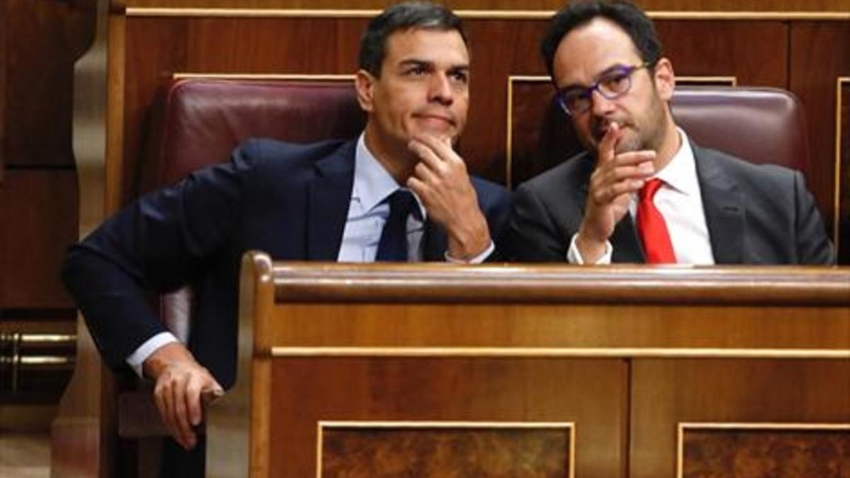 Pedro Sánchez y el portavoz del PSOE, Antonio Hernando, en el Congreso.