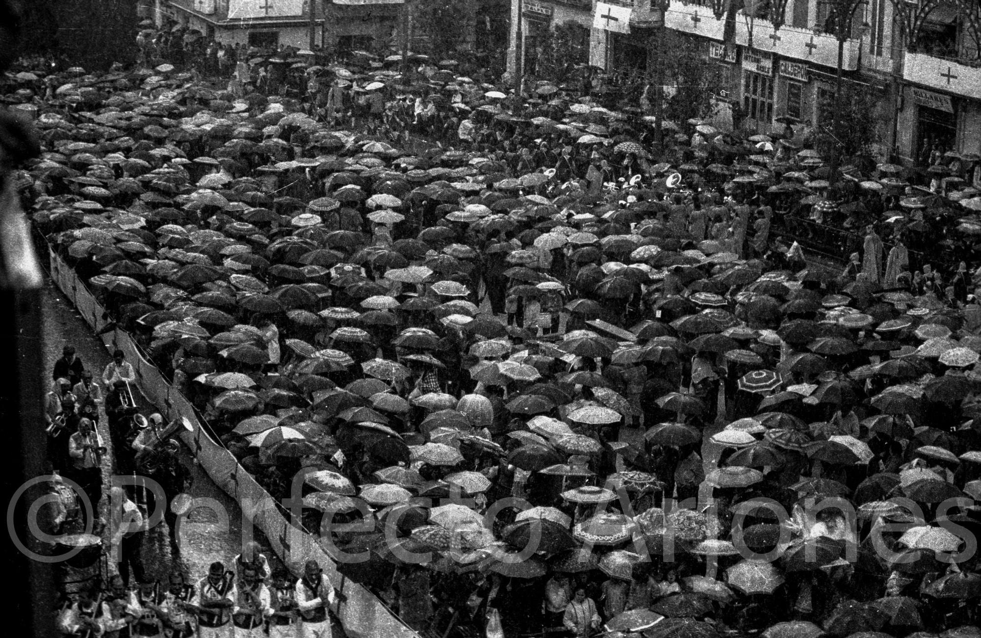 El otro punto de vista de Perfecto Arjones en las fiestas de los Moros y Cristianos de Alcoy en los años 60 y 70.