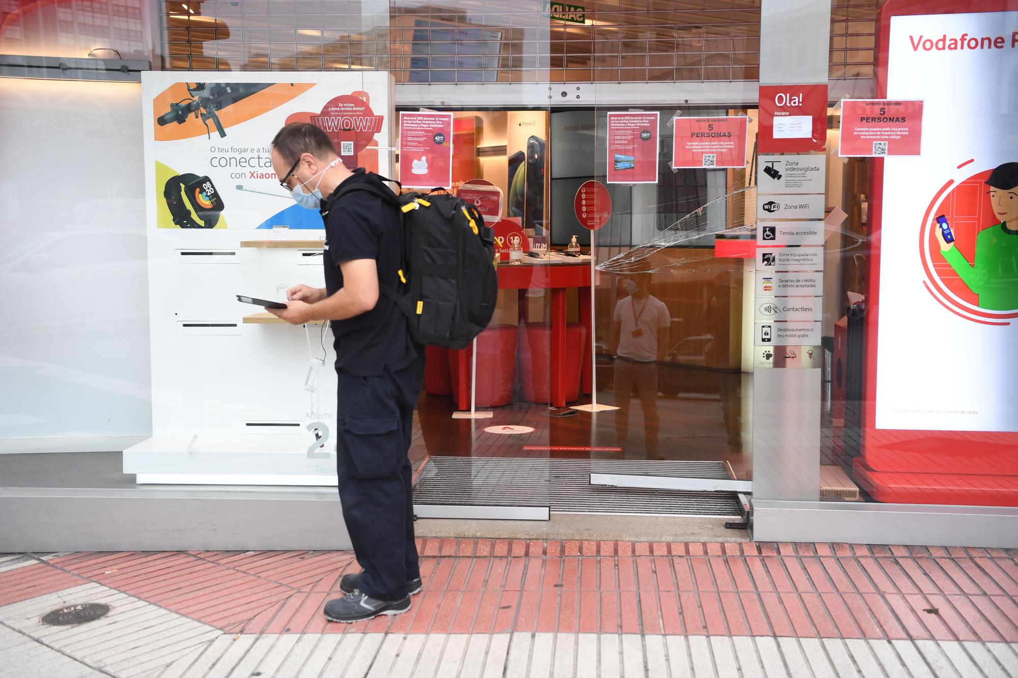 Asaltan de madrugada la tienda de Vodafone en la plaza de Pontevedra