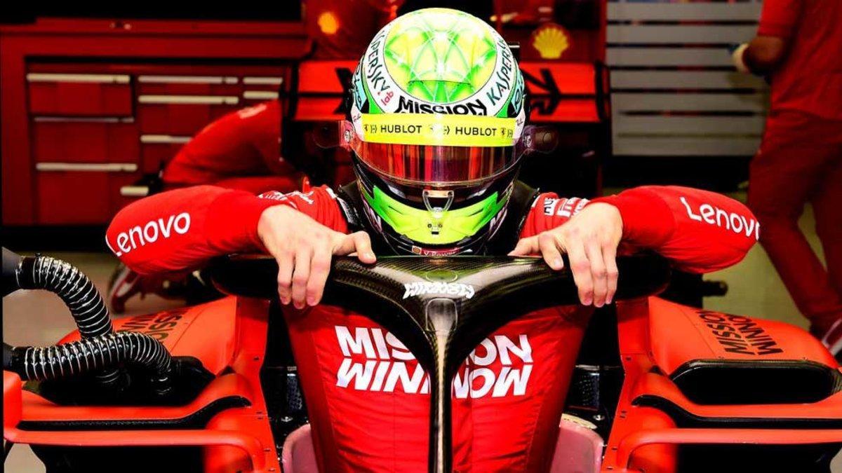 Mick Schumacher se subiò por primera vez a un Ferrari en Bahrein