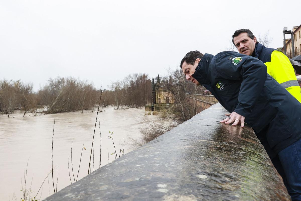 El presidente de la Junta de Andalucía, Juanma Moreno, durante visita zonas inundadas de Córdoba.