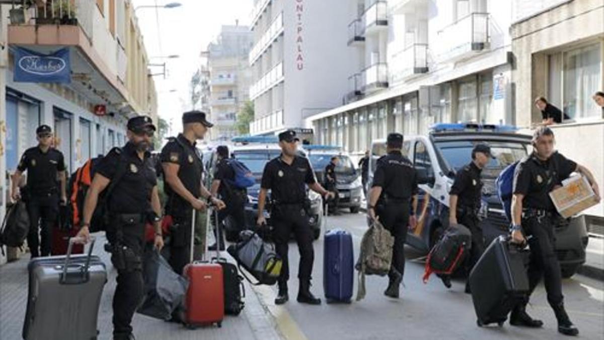 Policías nacionales cuando abandonaron el hotel de Pineda de mar en el que se alojaban tras el 1-O.