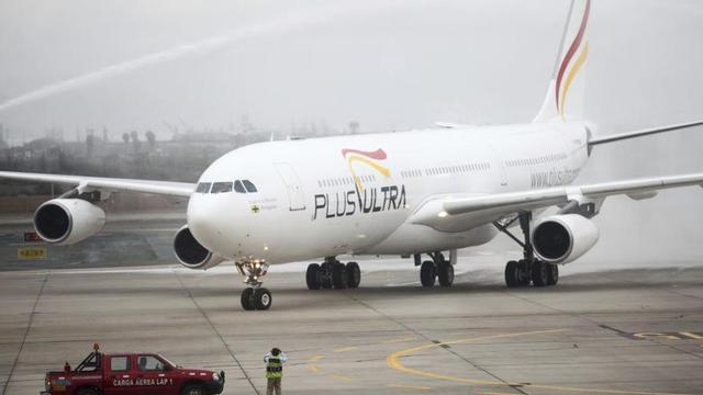 Un avió de l’aerolínia Plus Ultra en una imatge d’arxiu. et del Govern José Luis Rodríguez Zapatero sosté un paper durant la seva compareixença davant la Comissió d’Investigació sobre el cas Koldo, al Senat, a 2 de març del 2026 | EDUARDO CAVERO / EFE