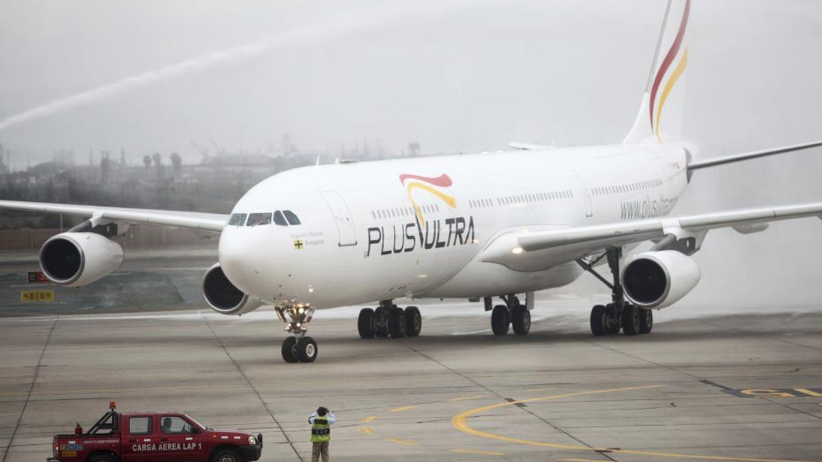 Un avión de la aerolínea Plus Ultra. | EDUARDO CAVERO / EFE