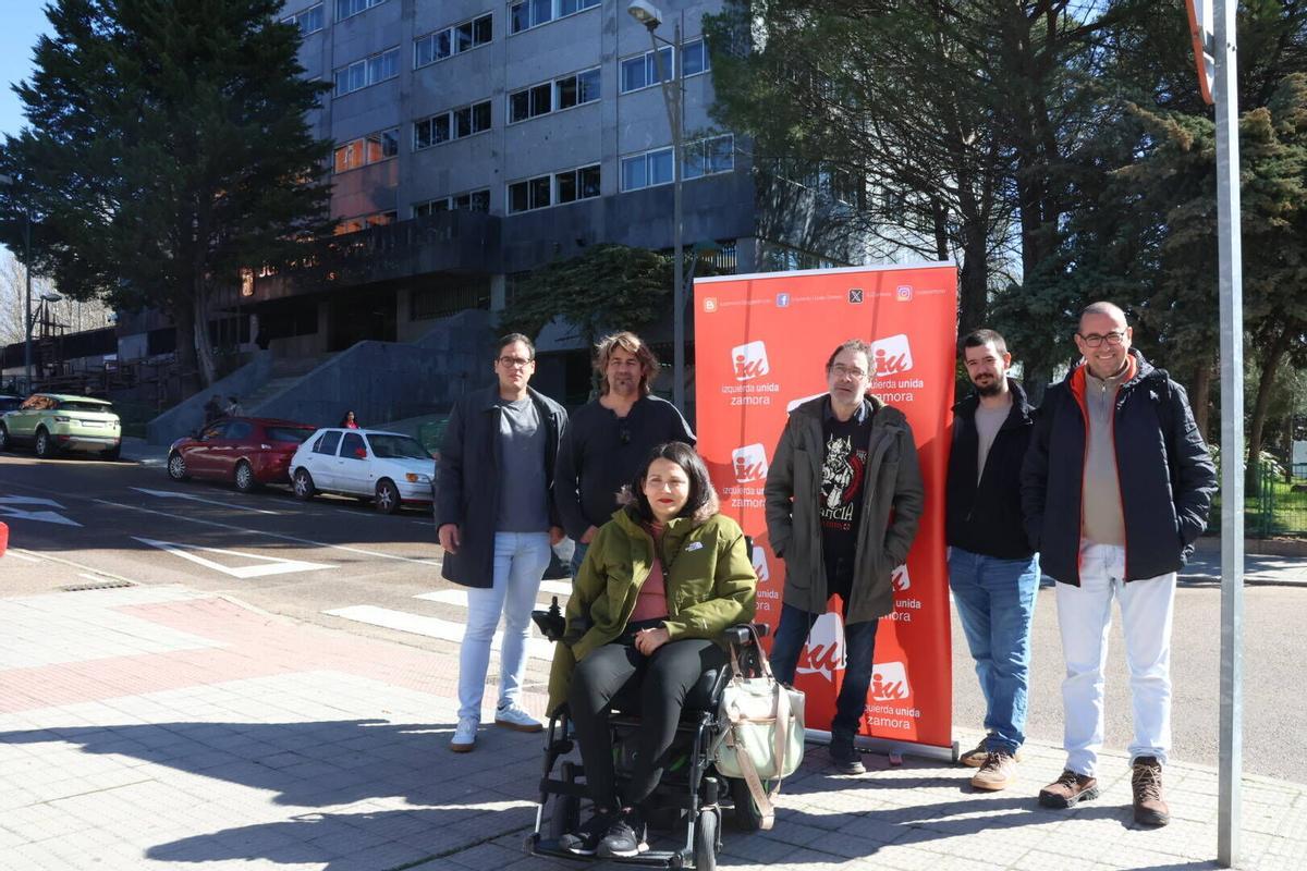 María Eugenia Cabezas frente a los Ministerios para tratar temas sobre Dependencia y Servicios Sociales.