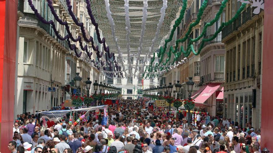 La calle Larios, uno de los puntos neurálgicos de la Feria, abarrotada.