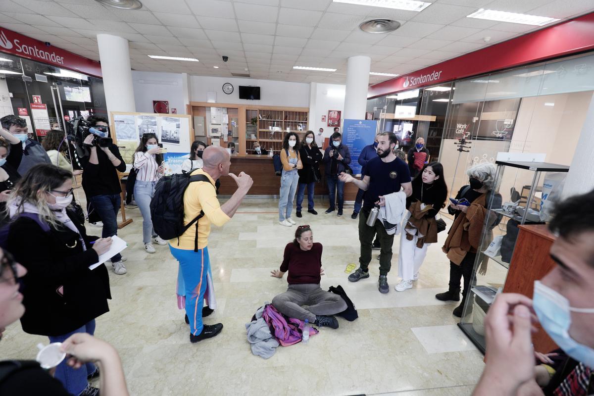 La UIB suspende por las protestas una conferencia sobre transexualidad La UIB suspende por las protestas una conferencia sobre transexualidad