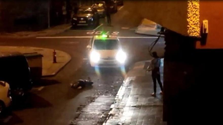 Fallece atropellado por un taxista al tumbarse de noche en la calle Pelayo