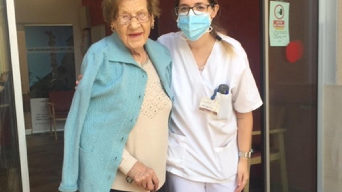 Trini Rosell, una anciana de 105 anys, després de rebre la segona dosi de la vacuna.