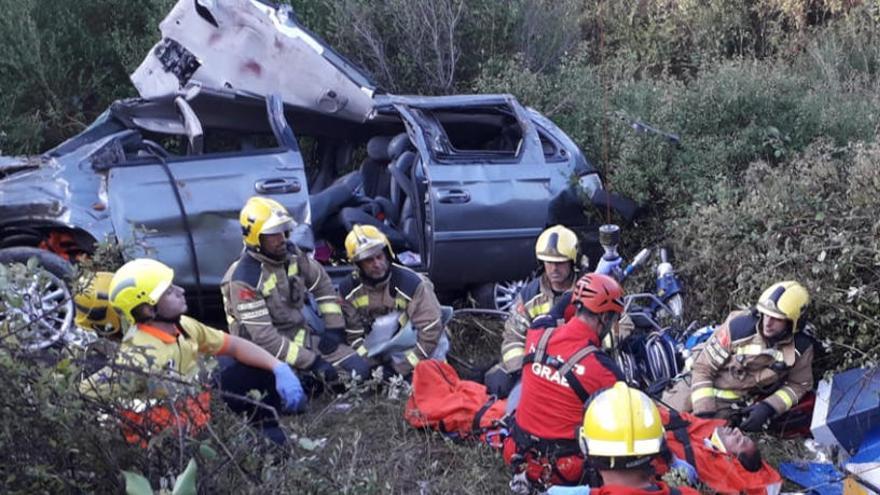 Efectius dels Bombers i del SEM rescatant el conductor del cotxe estimbat per un talús de 20 metres a l&#039;AP-7