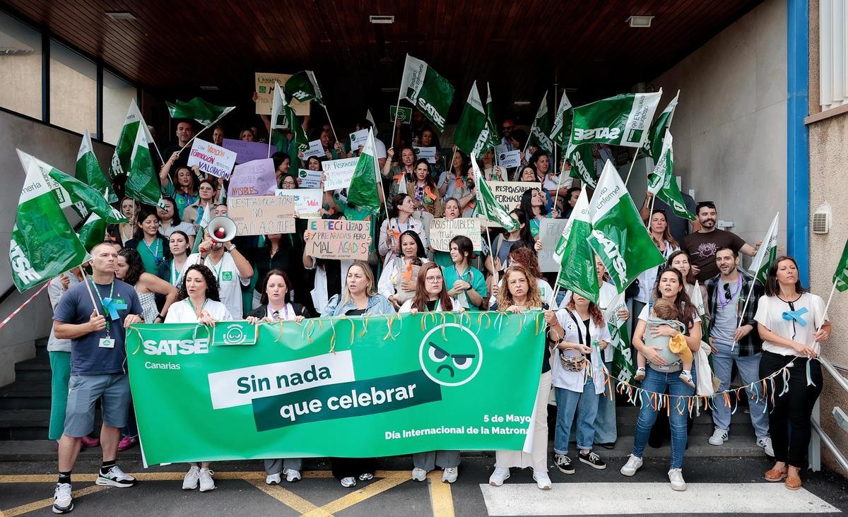 Concentración de matronas en el Hospital La Candelaria bajo el lema 'Nada que celebrar' Concentración de matronas en el Hospital La Candelaria bajo el lema 'Nada que celebrar'