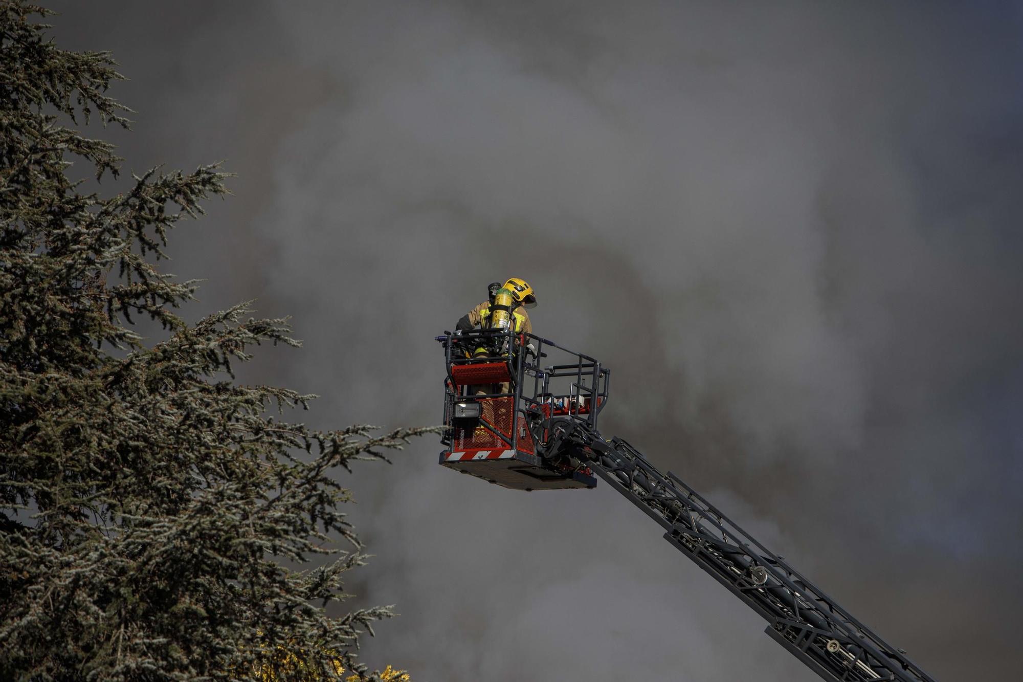 Aparatós incendi en una nau industrial a Vilobí