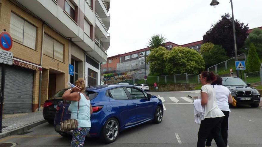 Momento en el que el acusado se va en coche tras salir del Juzgado por una puerta lateral, en presencia de su abuela, madre y madrina.