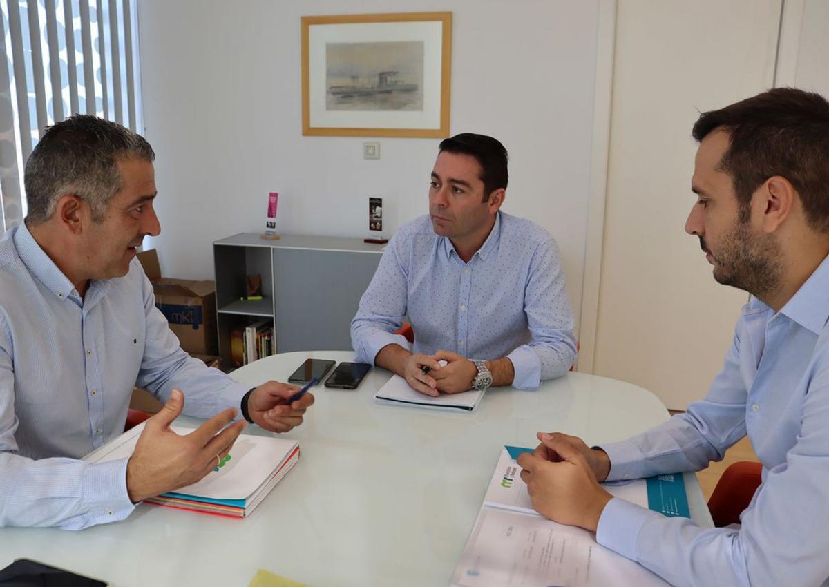 El alcalde de Las Torres de Cotillas Pedro José Noguera en una reunión con responsables de la empresa local Montalbán y Rodríguez.   | L.O.