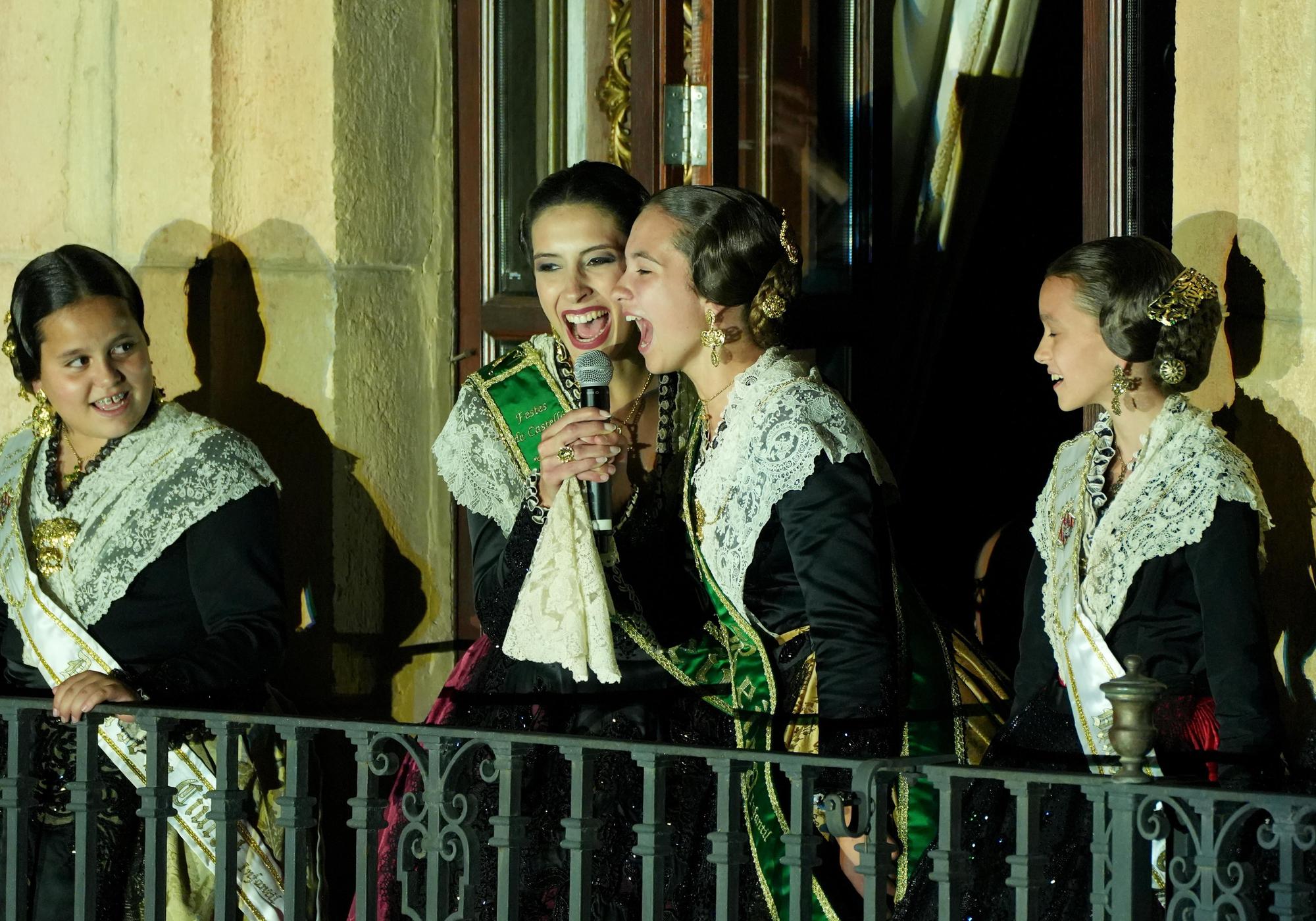 Las reinas cantan el Magdalena Vítol. Alrededor de 9.500 según la Policía