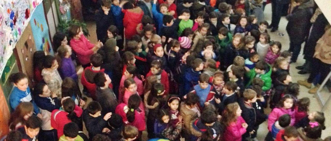 Alumnos y familias, en el patio de un colegio de Oviedo, antes de la pandemia.