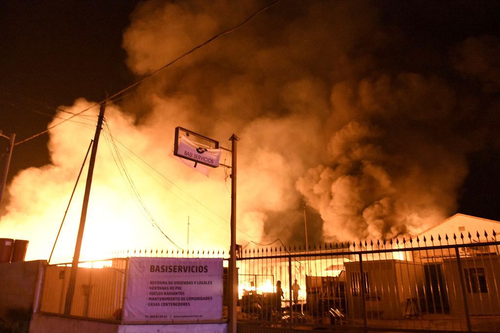 Estas son las imágenes que el aparatoso incendio de Puente Tocinos ha dejado este sábado