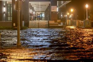 El huracán 'Milton' causa inundaciones tras llegar a Florida