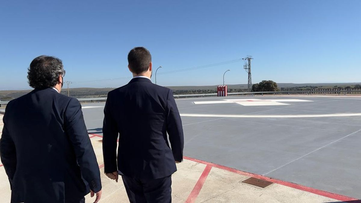 Vergeles y Salaya, esta mañana en el Hospital Universitario de Cáceres.