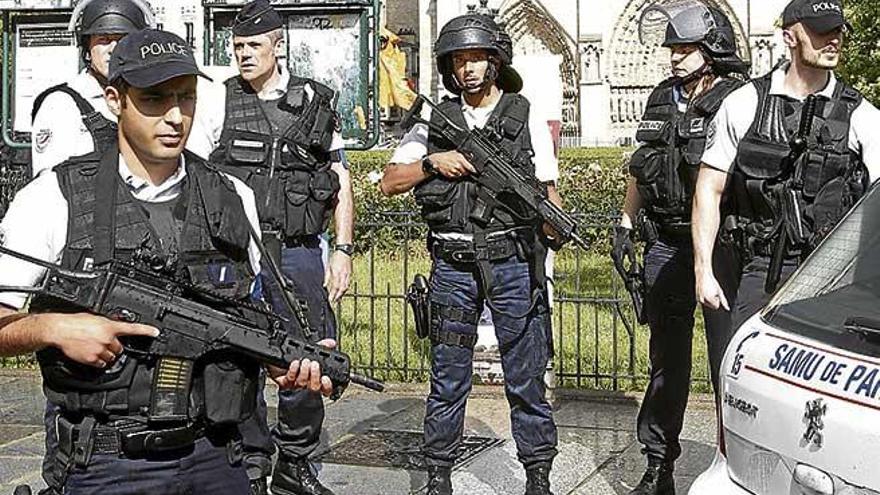 La Catedral de Notre Dame de París, rodeada de policías.
