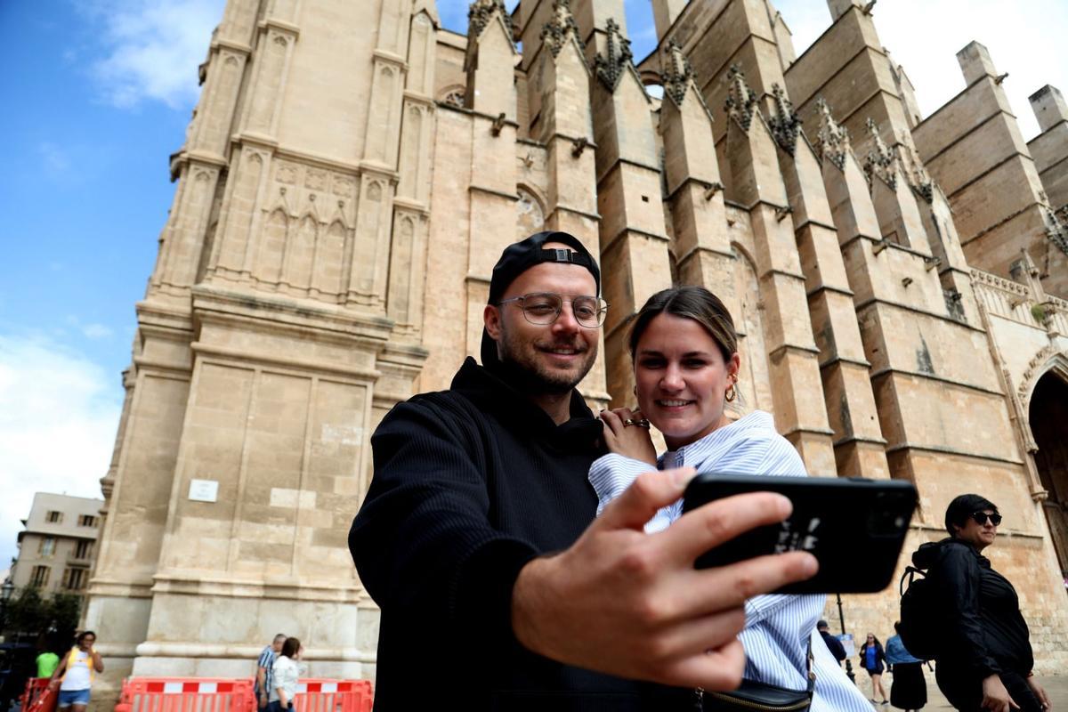 Beim Selfie vor der Kathedrale muss es nicht bleiben. Wer einen Trick beherzigt, kommt kostenlos in die La Seu.