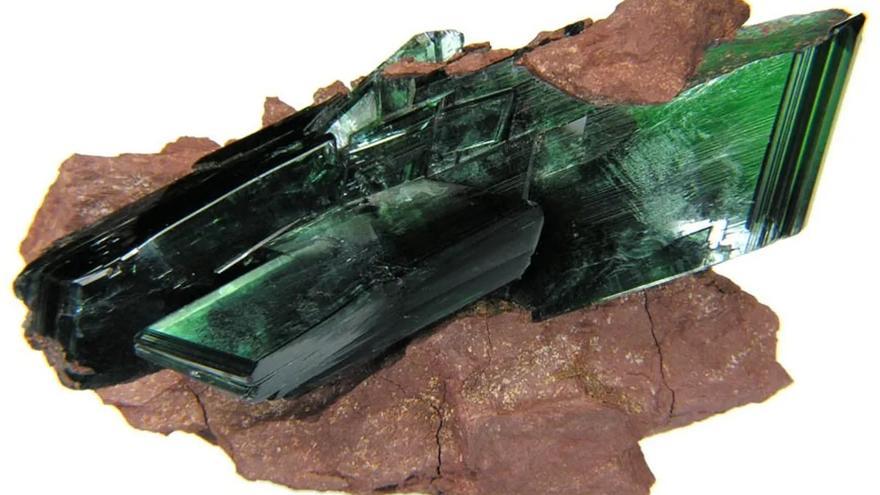 La misteriosa vivianita: el mineral que crece en los cadáveres