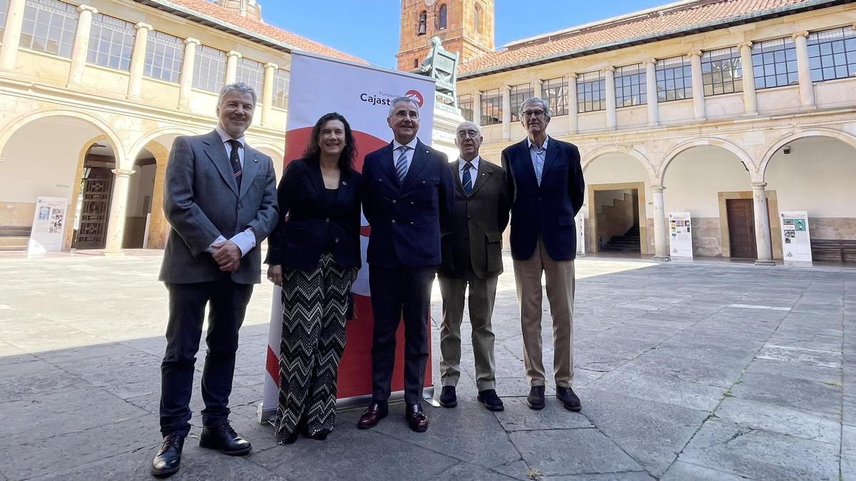 Miembros del jurado, en el patio del Edificio Histórico: desde la izquierda, Miguel del Valle, secretario; Irene Díaz, vicerrectora de Investigación y presidenta; Carlos Siñeriz, director general de la Fundación Cajastur y los vocales José Antonio Vega y Nicolás Terrados.