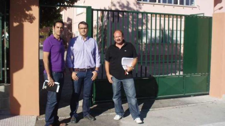 Pastor y García, primeros por la izquierda, durante la visita de ayer.