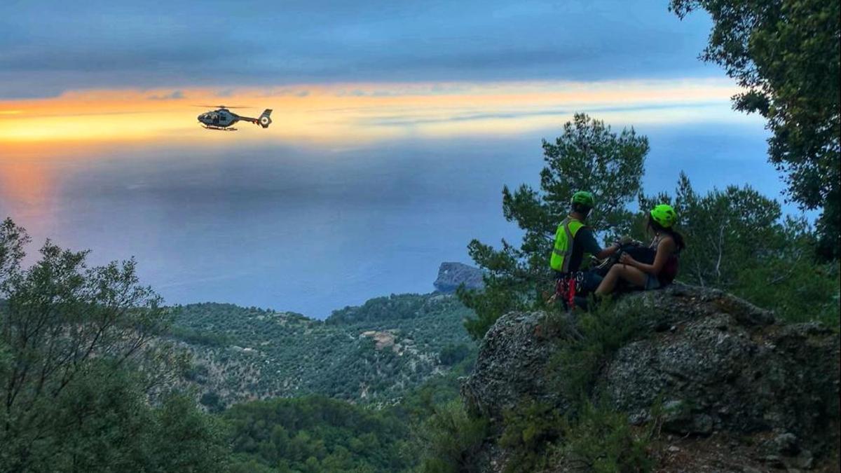 El helicóptero de la Guardia Civil, durante un rescate en la Serra de Tramuntana.