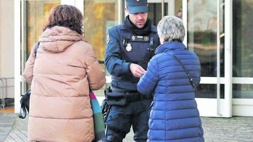 Control de acceso a la sede judicial donde se celebra la vista por el accidente del Alvia. |   // XOÁN ÁLVAREZ