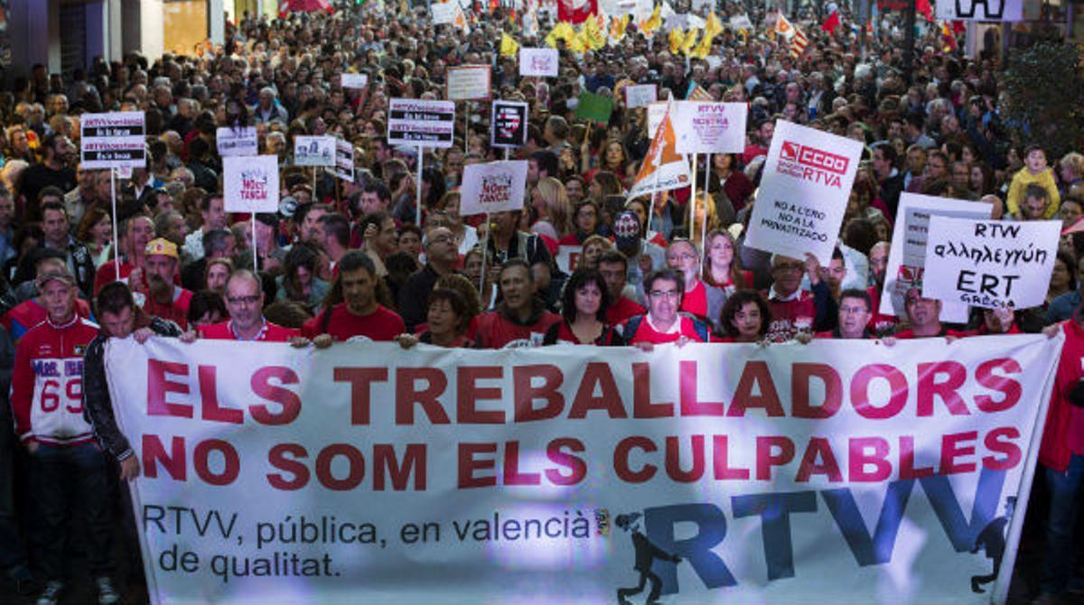 Milers de valencians surten al carrer per exigir a Fabra que no tanqui RTVV.