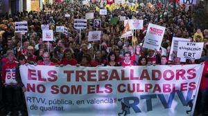 Milers de valencians surten al carrer per exigir a Fabra que no tanqui RTVV.