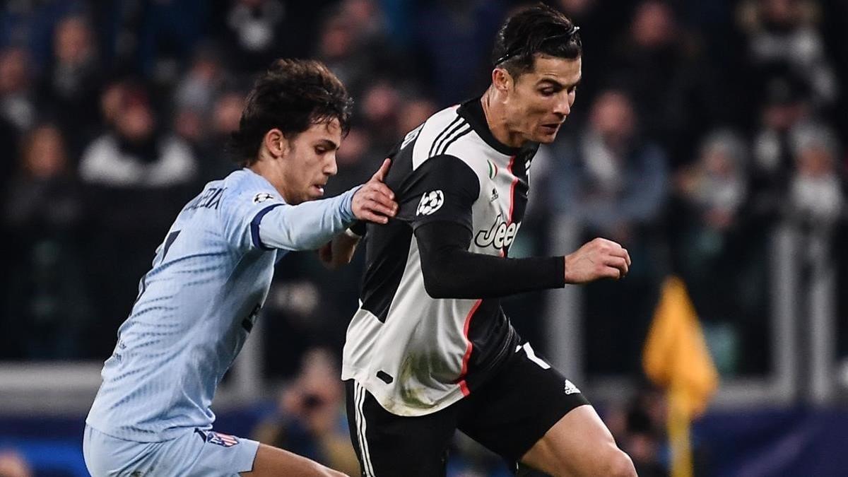 rpaniagua51106718 juventus  portuguese forward cristiano ronaldo  r  outruns a191126231902