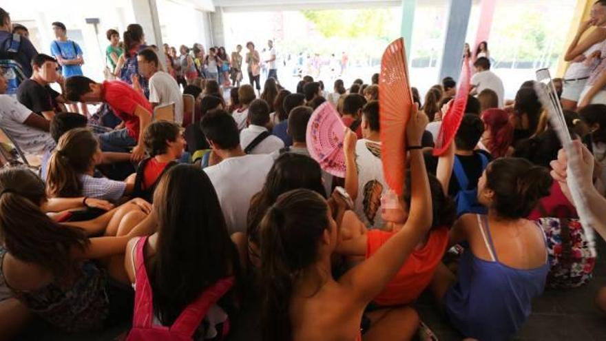 Los institutos suspenden clases o las imparten al aire libre a causa del calor