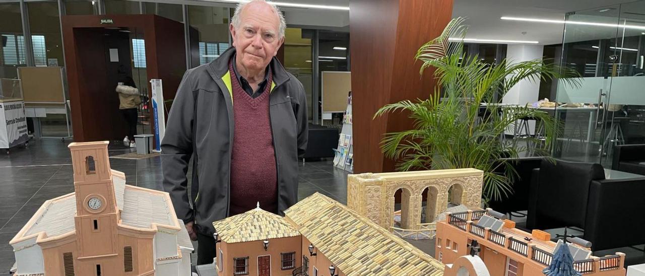 Juan Ferrández con dos de sus últimas maquetas, el mercado -izquierda- y Los Molinos. | DELTELL