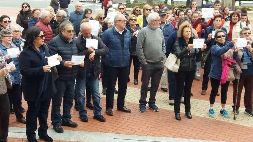 Indignación a golpe de cacerolas y muestra de pancartas en la calle