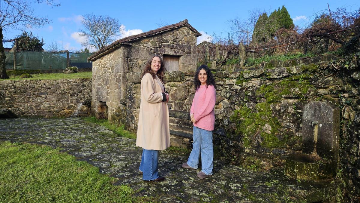 Las concejalas Escarlata Pampín, izquierda, y Rosalía Seijas durante la visita a la Ruta de Riamontes