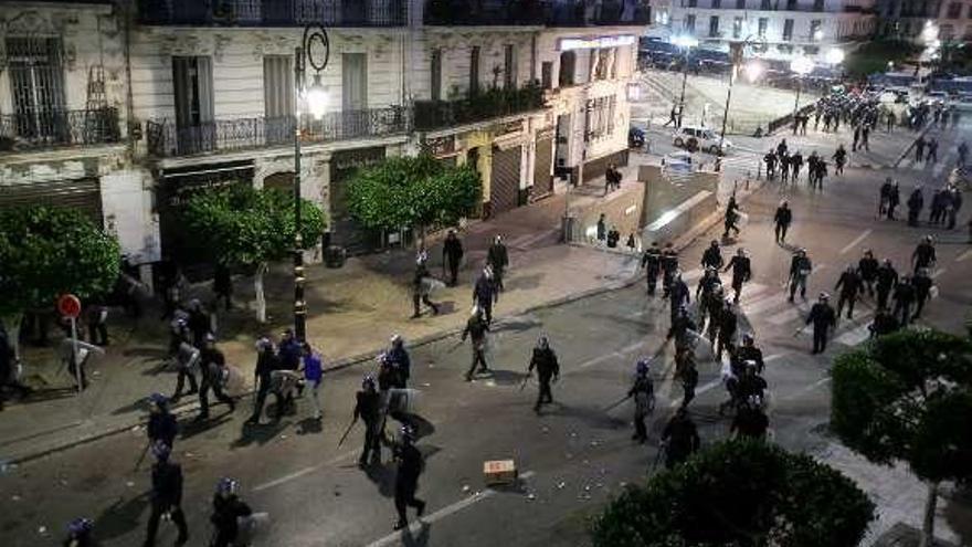 Despliegue policial en Argel, ayer, al final del día. // Reuters