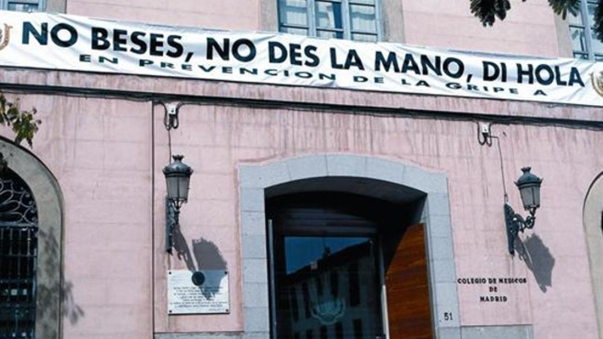 Solo saludos verbales 8 Pancarta con un eslogan preventivo del Colegio Oficial de Médicos de Madrid, en agosto del 2009.
