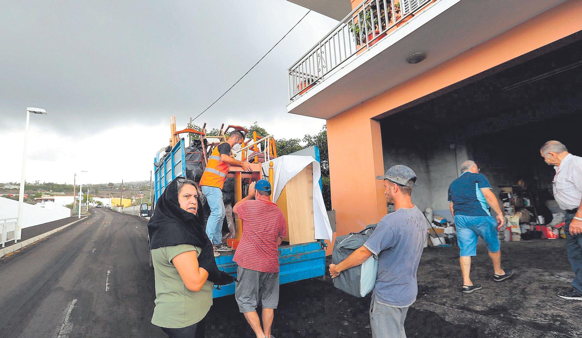 Una familia carga un camión con sus enseres en La Laguna después de que ordenaran la evacuación de varias zonas por el volcán.