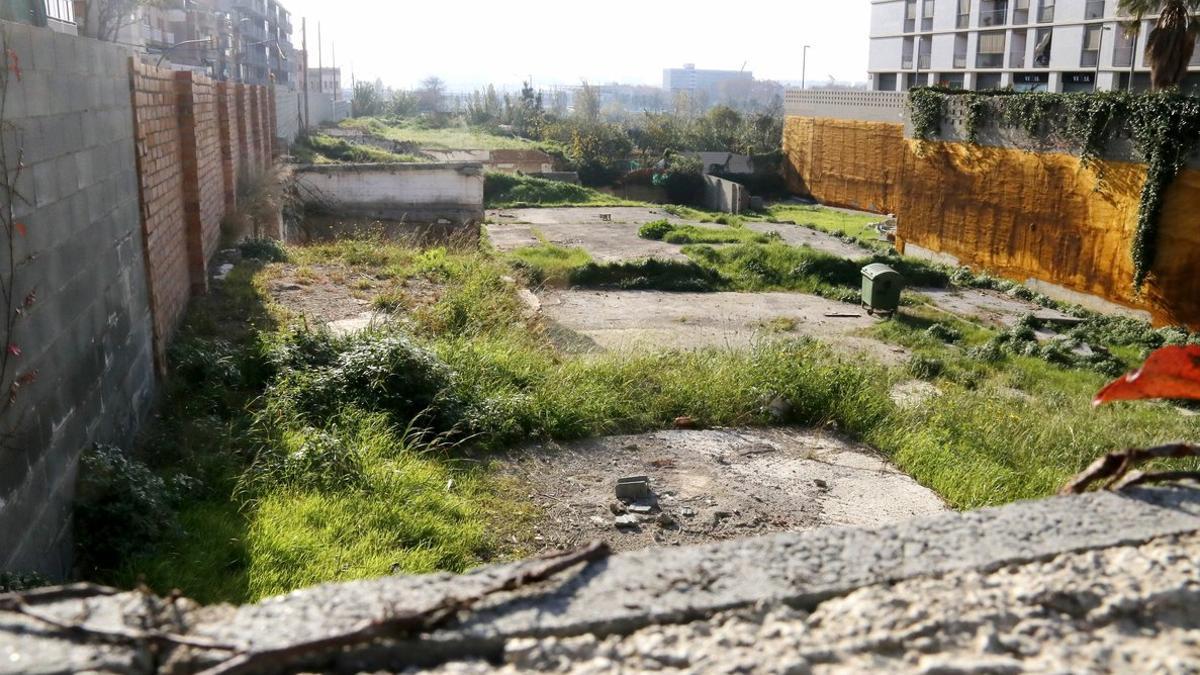 El solar de la Plaza de les Cultures donde se hará el nuevo complejo policial de Santa Coloma de Gramenet.