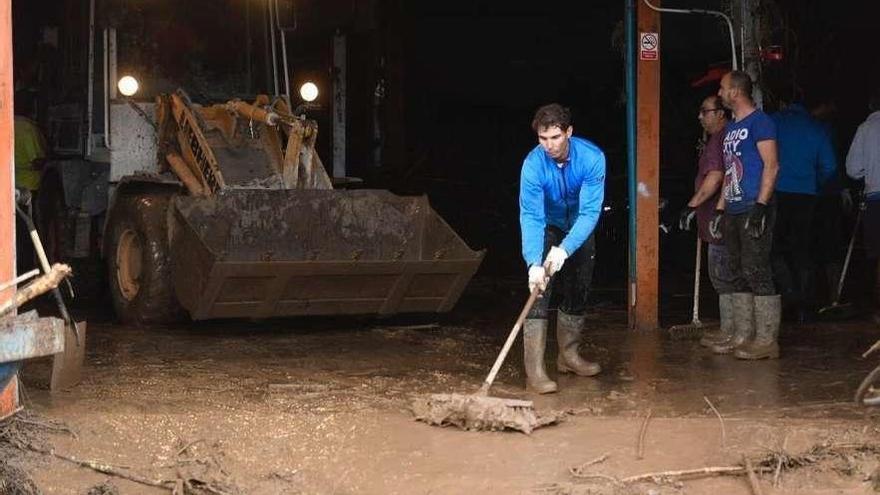 El tenista Rafa Nadal ayuda en la limpieza