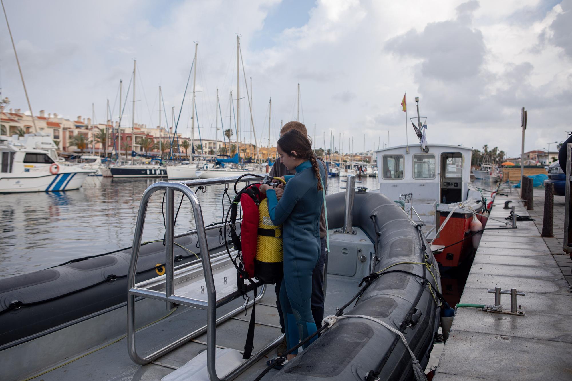 Voluntarios retiran basura de los fondos marinos del litoral