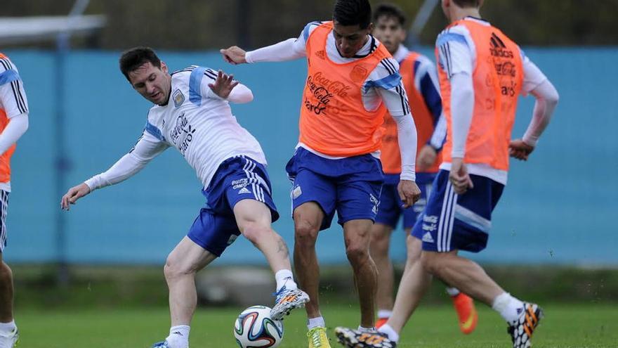 Enzo Pérez, con Messi, en un entrenamiento de argentina